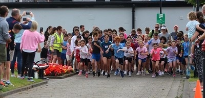 large group of childfren on the start line of the Junior Parkrun starting to run